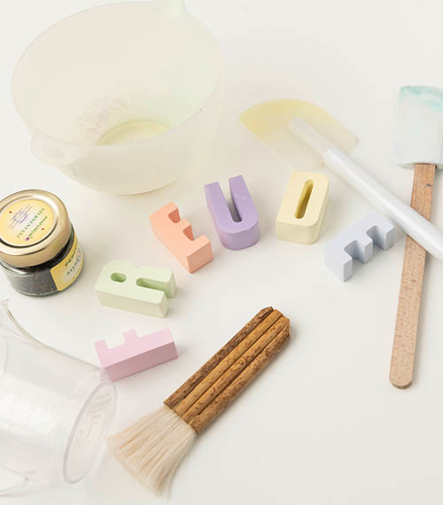 handgegossene Buchstaben Arbeitsplatz von Elisa Russo